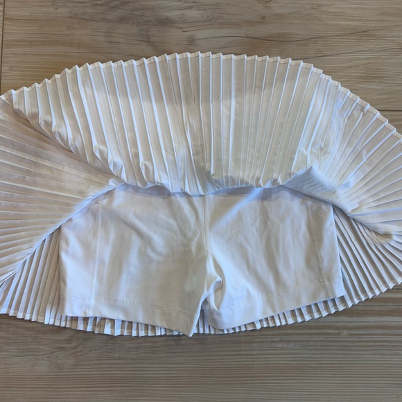 Women’s Lululemon Size 8 High Rise White Pleated Tennis Skirt - Picture 2 of 4